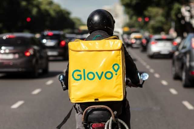 В Киеве курьер Glovo вырубил прохожего одним ударом и сбежал