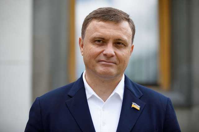 "Друг всех президентов": Как Левочкин душит Зеленского в объятиях