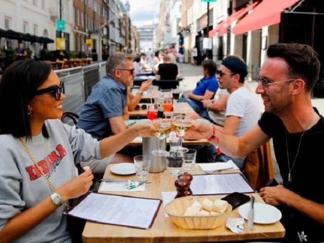 Англійські ресторани та паби сьогодні відновлюють роботу