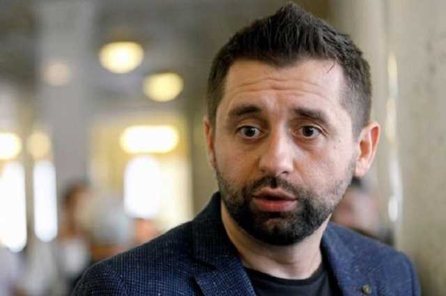 Вакцина від COVID-19 з’явиться у продажу не раніше листопада, – Арахамія