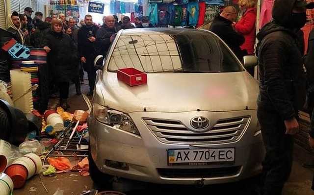 В Харькове водитель въехал в торговые ряды на рынке «Барабашово»