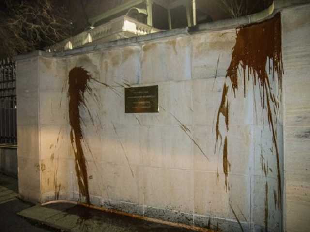 Стены посольства России в Чехии облили кетчупом: задержали семь человек