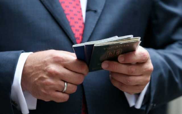 В Івано-Франківській області викрили трьох посадовців на подвійному громадянстві