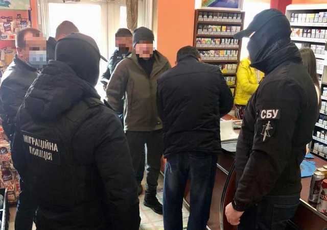 Закарпатец силой удерживал у себя трех граждан Индии