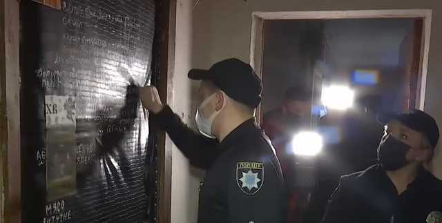 Разводит и ест: житель Ровно заполонил многоквартирный дом червями и тараканами