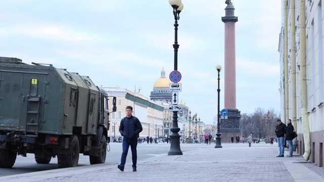Свозят технику и выставили ограждение: Кремль готовится к протестам из-за Навального