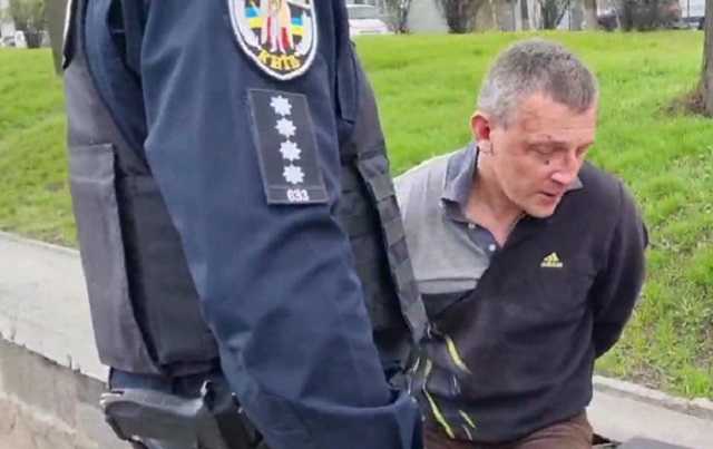 В Киеве водитель маршрутки подрался с полицейскими