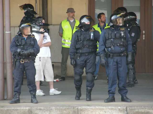 В Чехии в ходе масштабной спецоперации задержали боевиков, воевавших на Донбассе