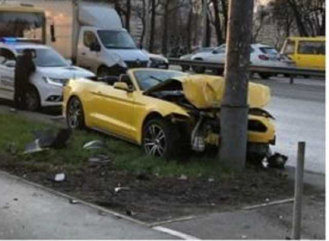 В Киеве мужчина «оперативно» разбил Ford Mustang, взятый напрокат