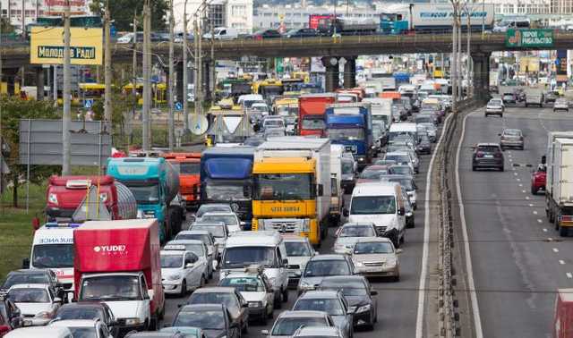 Киев сковали пробки: на каких улицах затруднено движение