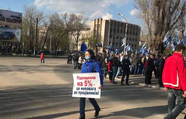 В Кривом Роге металлурги вышли на предупредительную акцию протеста