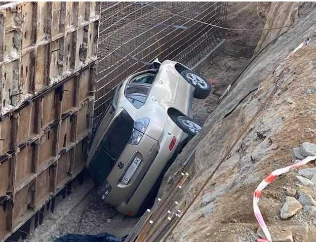 Упавший в траншею у Южноукраинска «Лексус» вытаскивали при помощи подъемного крана