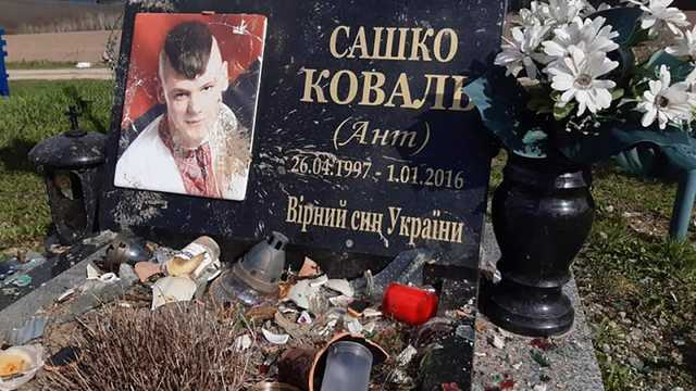 В Хотине неизвестные изуродовали могилу бойца АТО