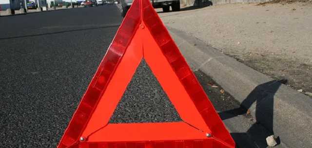 В Киеве пьяный водитель влетел в столб, пассажир – в тяжелом состоянии