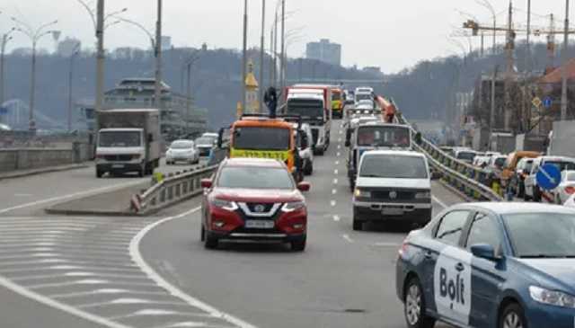 В Киеве пробки парализовали движение на дорогах