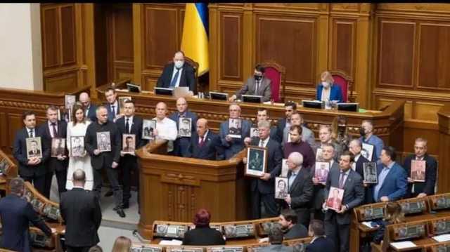 Народные депутаты от "Оппоплатформы" устроили акцию "Бессмертный полк" в Раде