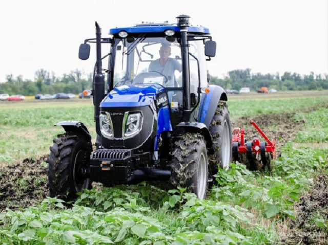 На волосок от трагедии: под Ровно отец переехал маленького сына на тракторе