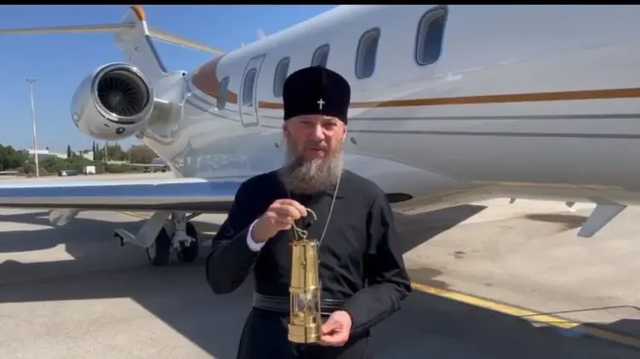 Делегация УПЦ отправилась в Киев с Благодатным огнем из Иерусалима