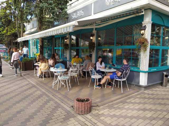 Киевляне в первый день отмены локдауна ринулись в рестораны