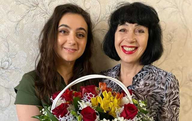 Мендель показала фото своей семьи и праздничного стола на Пасху