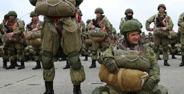 Россия перебросила в Крым две части десантников, – Жданов