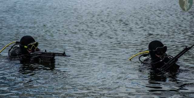 Ночная подготовка боевых пловцов: украинские морские котики обкатывают новую технику