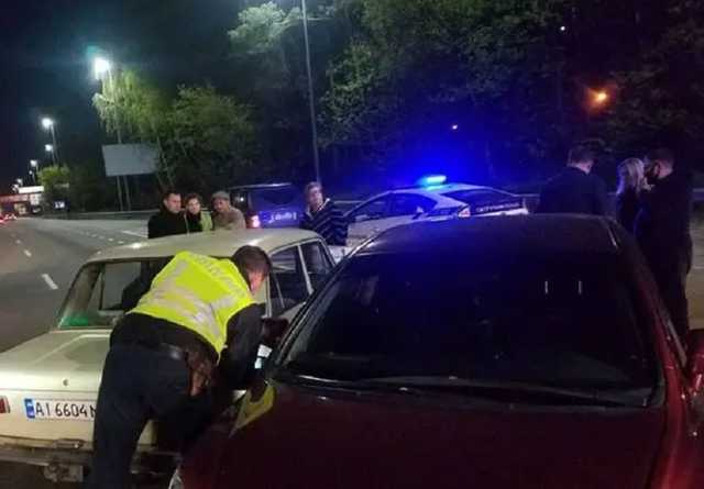 В Киеве такси Uber спровоцировало столкновение трех легковушек. Есть пострадавшие