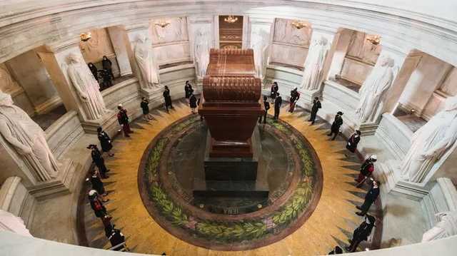 Макрон возложил венок к могиле Наполеона и назвал Бонапарта "частью нас"