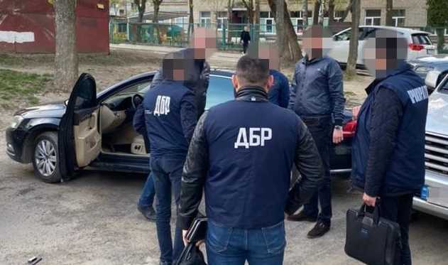 Во Львове участковый получил взятку в три тысячи долларов