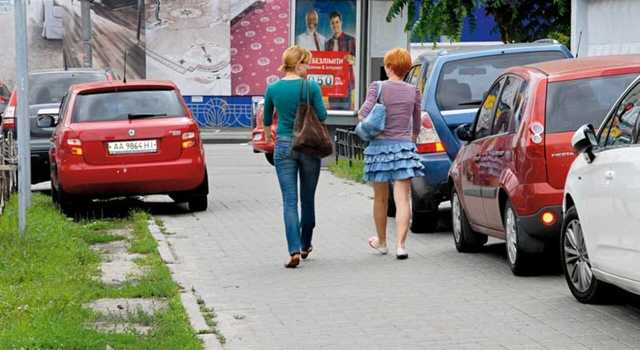 Житель Киева повредил авто «героя парковки» и попался на видео