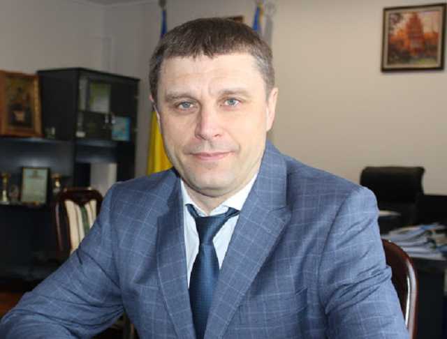 Чужие квартиры и «мутные» схемы: как живет главный налоговик Буковины Виталий Шпак