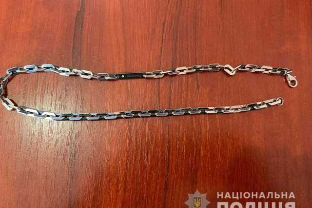 В Одессе иностранец снимал цепочки с людей, обнимая их