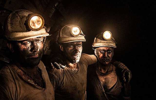 Шахтерам отдали часть долгов по зарплате