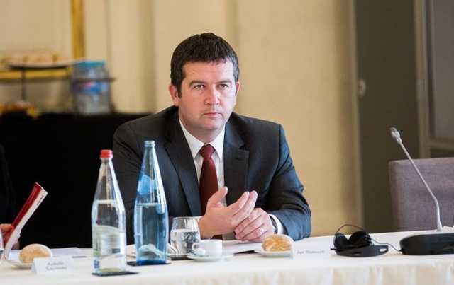 Віце-прем’єр Чехії звільнив чиновника через інформацію про вибухи і “Супутник V”