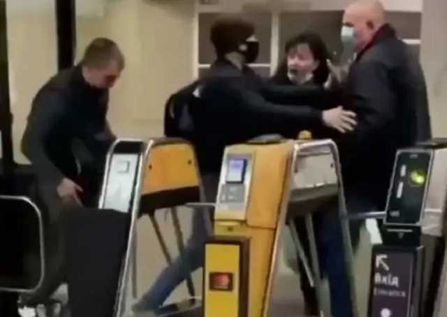 В Киеве в метро поскандалили две пары: дошло до драки