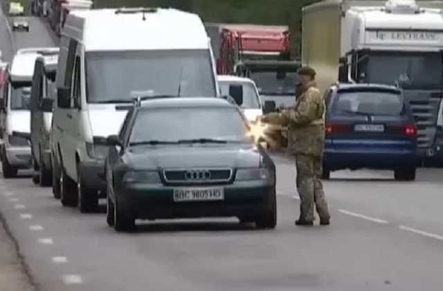 Люди ждут по 10 часов: на границе с Польшей образовались гигантские очереди