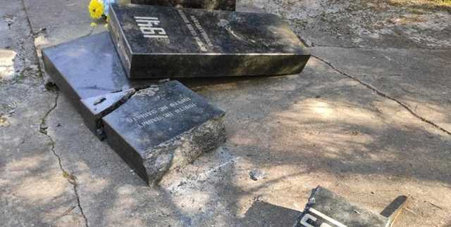 Во Львовской области в День победы вандалы разрушили памятник советским воинам