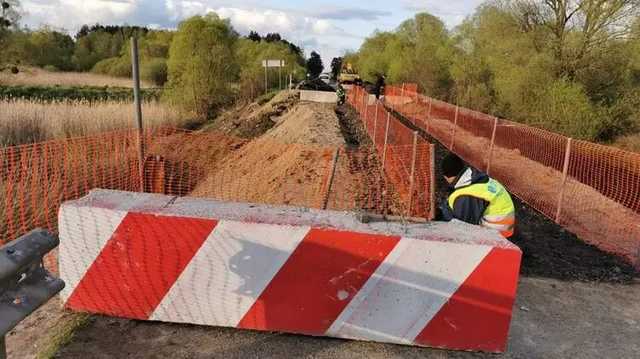 Рухнувший во Львовской области мост засыпали грунтом и песком
