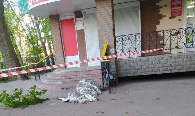 В Днепре мужчина выбросился с 8 этажа и упал на женщину
