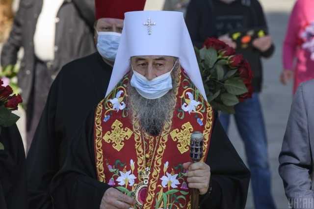 У Чернівцях борд з Онуфрієм облили чорною фарбою