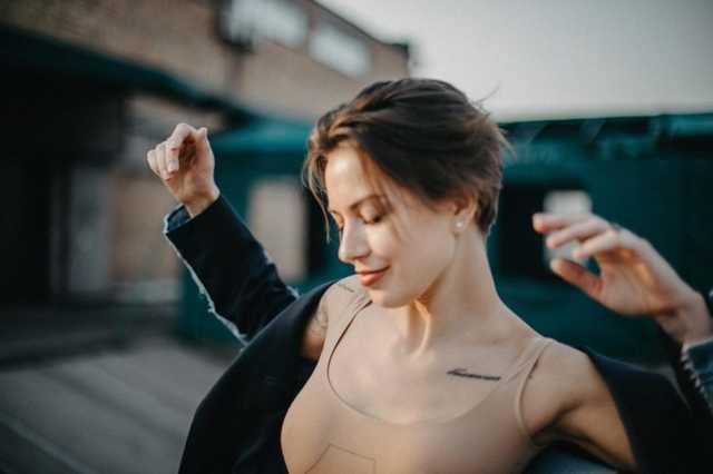 «Пишите еще!»: Жена Лещенко ответила на критику ее выступления в Москве