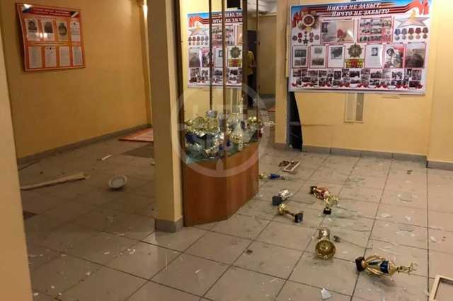 Выбитые двери и кучи стекла: фото последствий стрельбы внутри школы в Казани