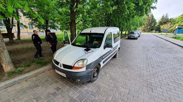 В Кривом Роге нашли тело мужчины в заведенном авто