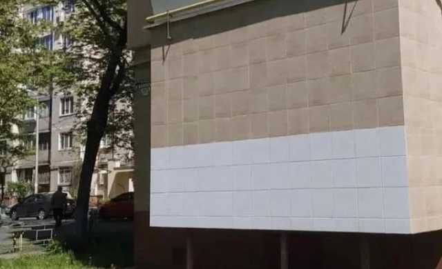 Жители Киева замуровали свой балкон и обложили его плиткой