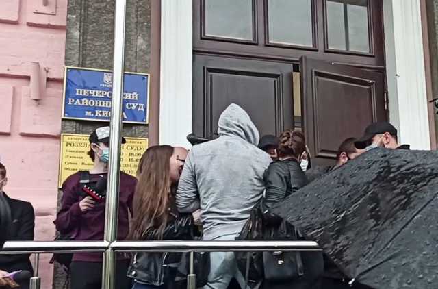 Под Печерским судом начались потасовки