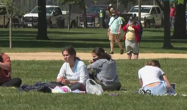 В США разрешили COVID-вакцинированным не носить маски