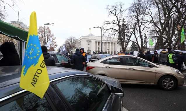 Растаможка "евроблях" по-новому: закон вступил в силу, но заработает с 15 июня