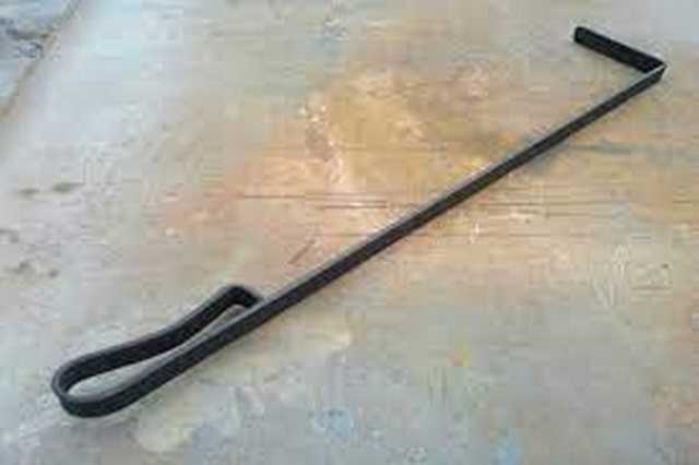 На Хмельниччині нелюд «виховував» дітей розпеченою коцюбою