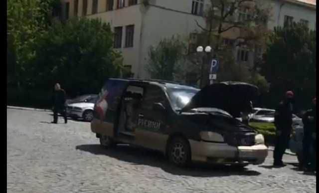 В Ужгороде мужчина поджег свой автомобиль под стенами Закарпатской ОГА