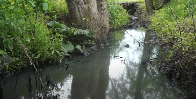 "Вонь невыносимая": отходы с мазутом вытекают на улицы из канализации в Волновахе